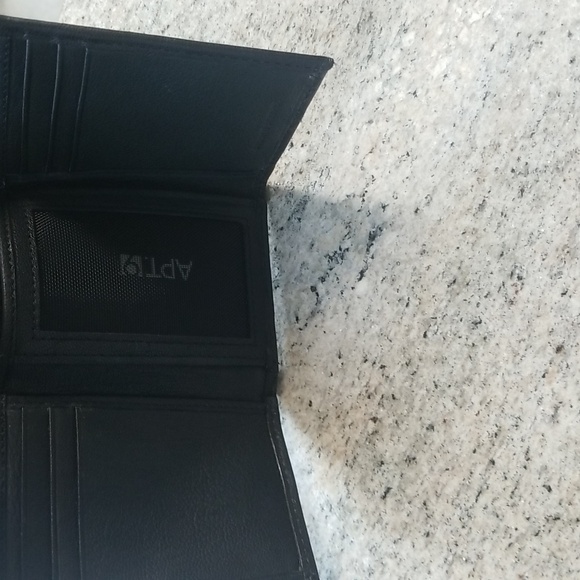NEW Men's Black APT. 9 Tri-fold Wallet - Picture 2 of 7